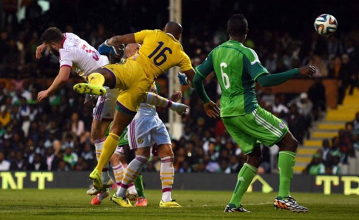 Autogol del portero de Nigeria es calificado como el más 'raro' de la historia