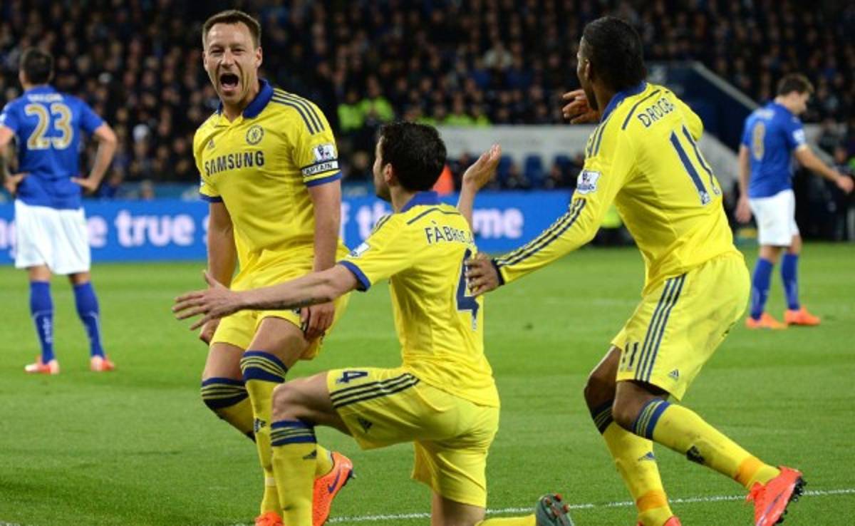 Chelsea acaricia el título tras ganar en Leicester