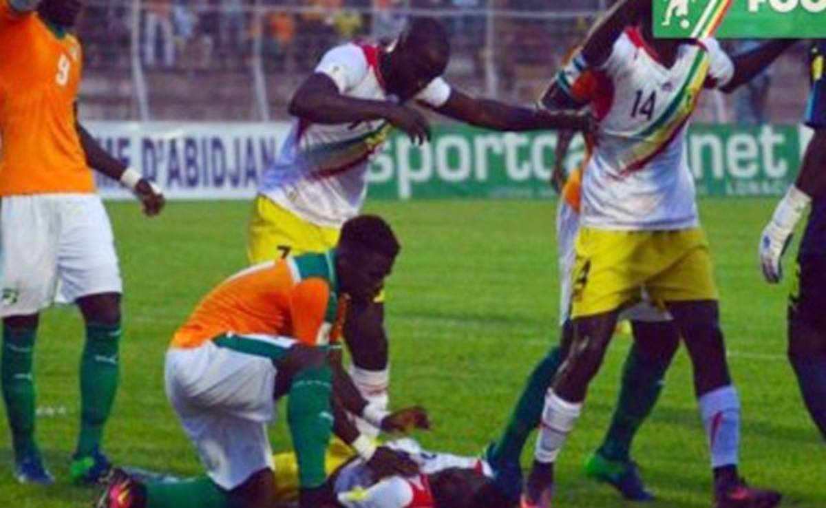 A futbolista Moussa Doumbia le salvan la vida en pleno juego