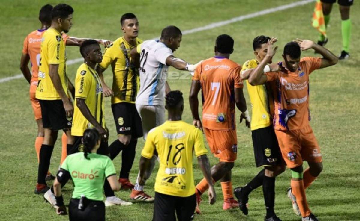 NO VISTE EN TV: Bronca en el Morazán, el festejo de Diego Vázquez y el penal a Galvaliz