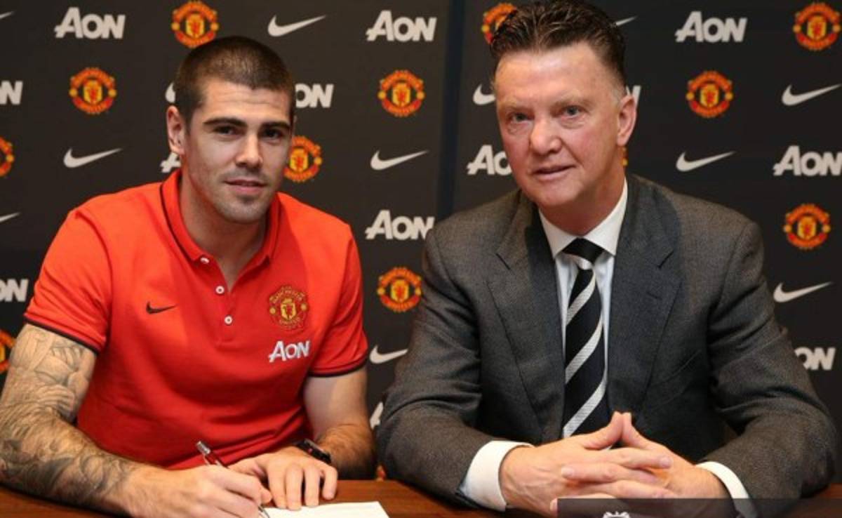 Víctor Valdés firma por un año y medio con el Manchester United