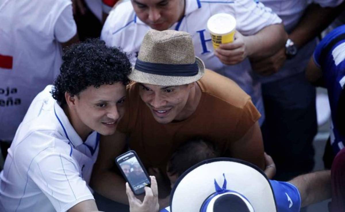 Rambo de León apoyó como aficionado a la Selección de Honduras