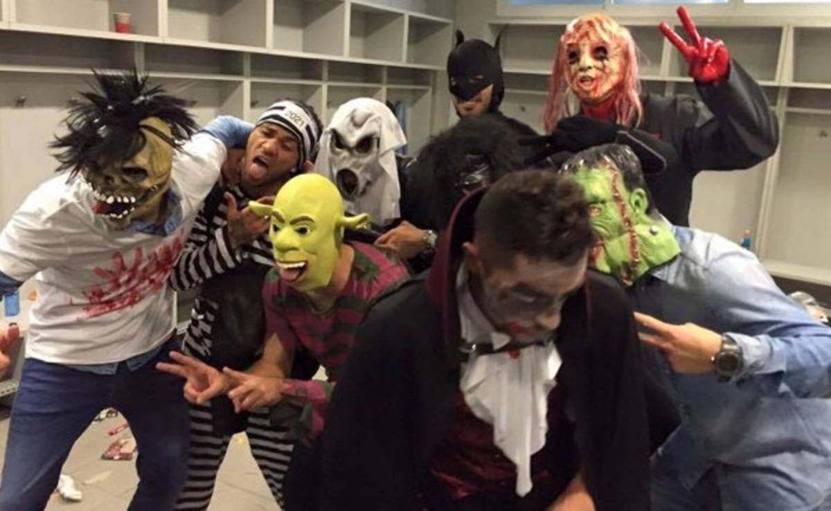 Jugadores del Barcelona interrumpen rueda de prensa con sus disfraces de Halloween