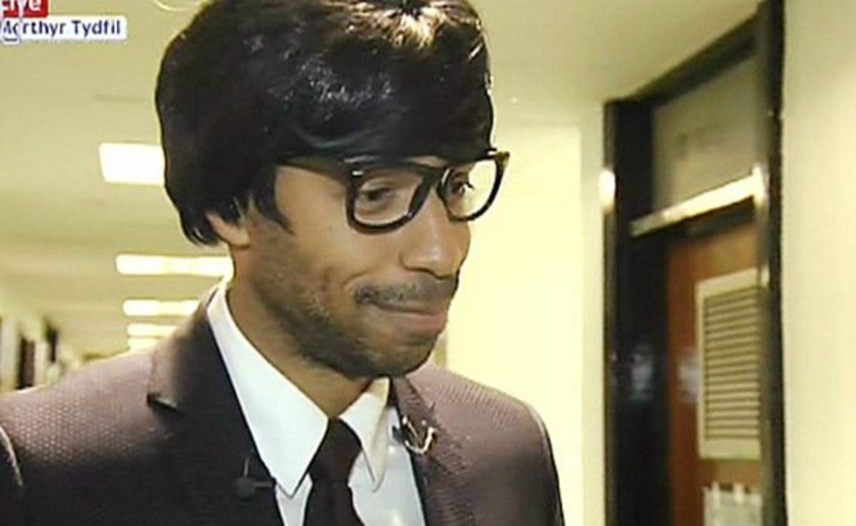 Thierry Henry sorprende a estudiantes con estilo nerd