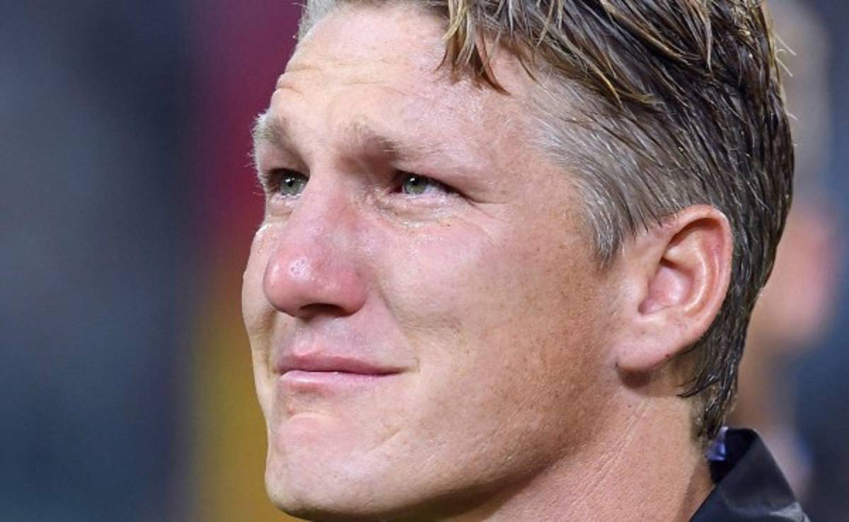 Bastian Schweinsteiger rompe a llorar en partido de homenaje
