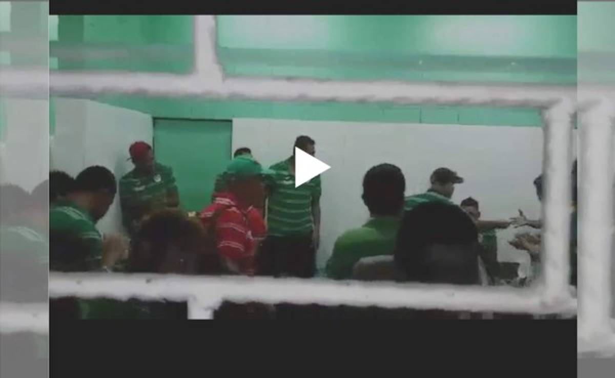 VIDEO: Presidente de Marathón entrega el premio en los camerinos