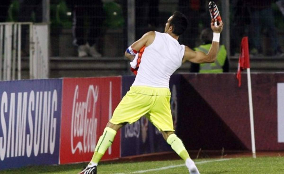 Claudio Bravo terminó 'desnudo' tras alcanzar récord con Chile
