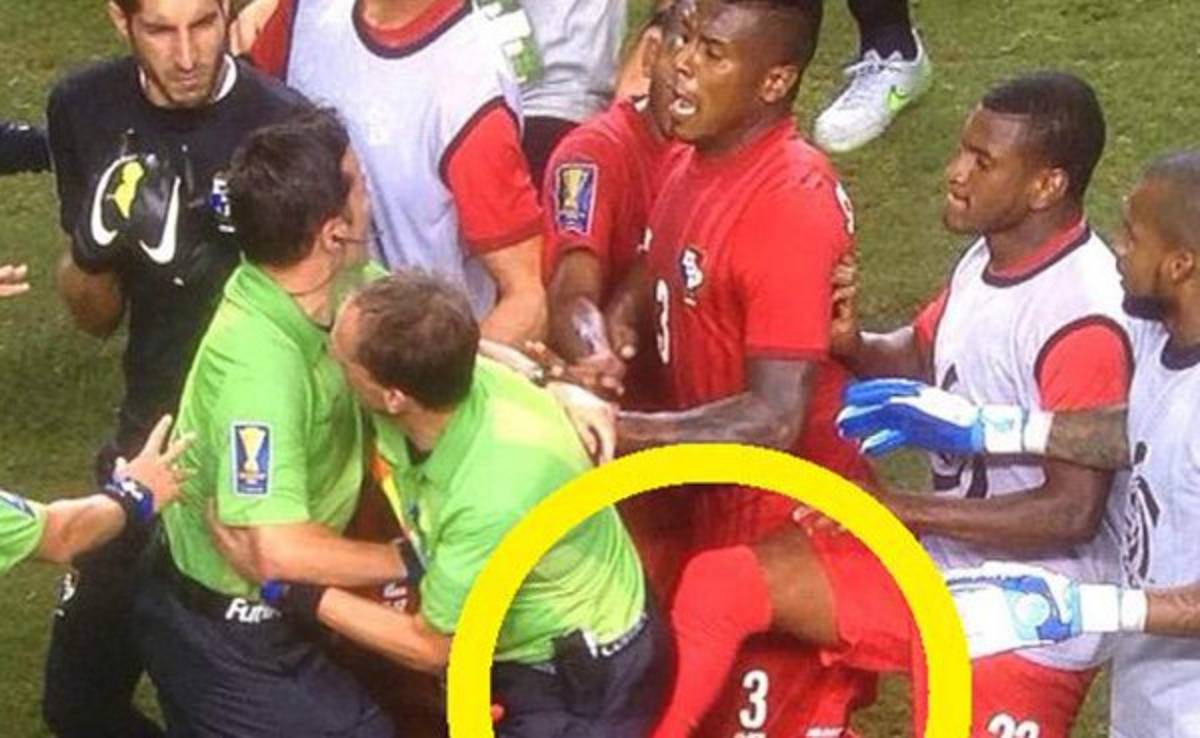 Jugador panameño golpeó a un árbitro al finalizar el partido ante México