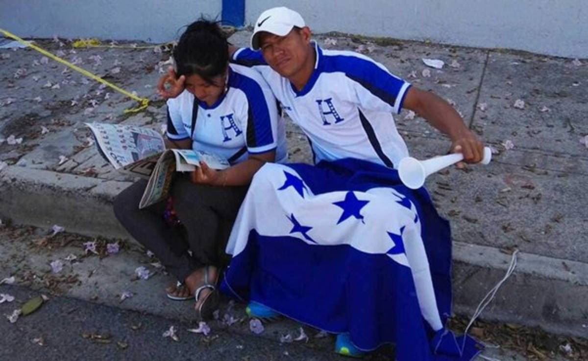 Una pareja de capitalinos son los primeros en llegar al Cuscatlán