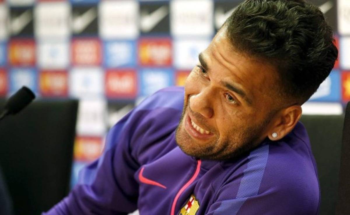 Dani Alves: 'Tienen que renovar a Neymar, si no están locos'