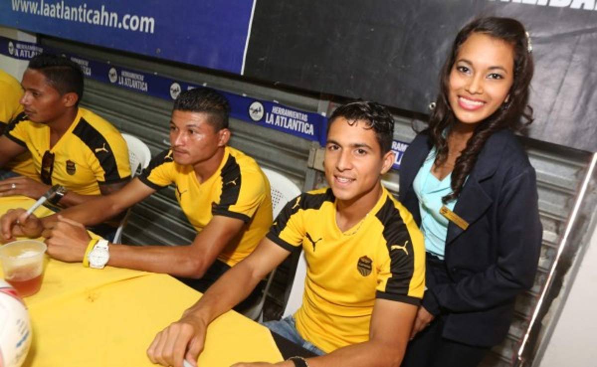 Aficionada españolista hace bailar a los jugadores aurinegros