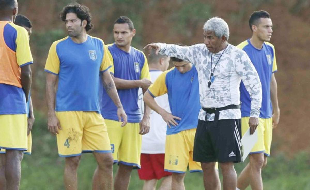 Héctor Castellón: 'Ni padre ni sargento, soy un compañero del grupo'