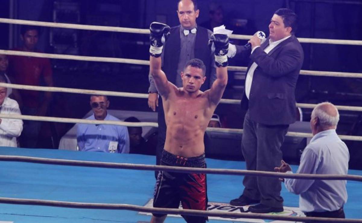 Fernando 'Cadejo' Durán se alza con el título nacional gallo al ganar por nocaut