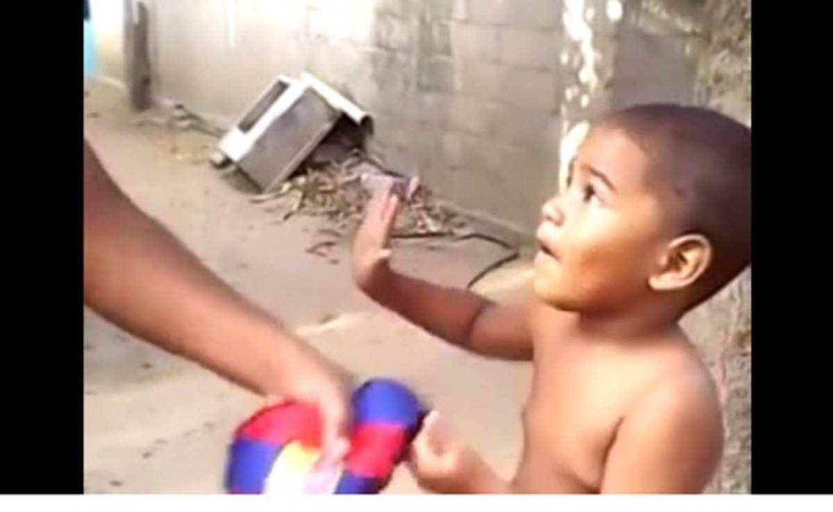 VIDEO: A niño le ofrecen camisa del Barcelona y prefiere la de Real Madrid