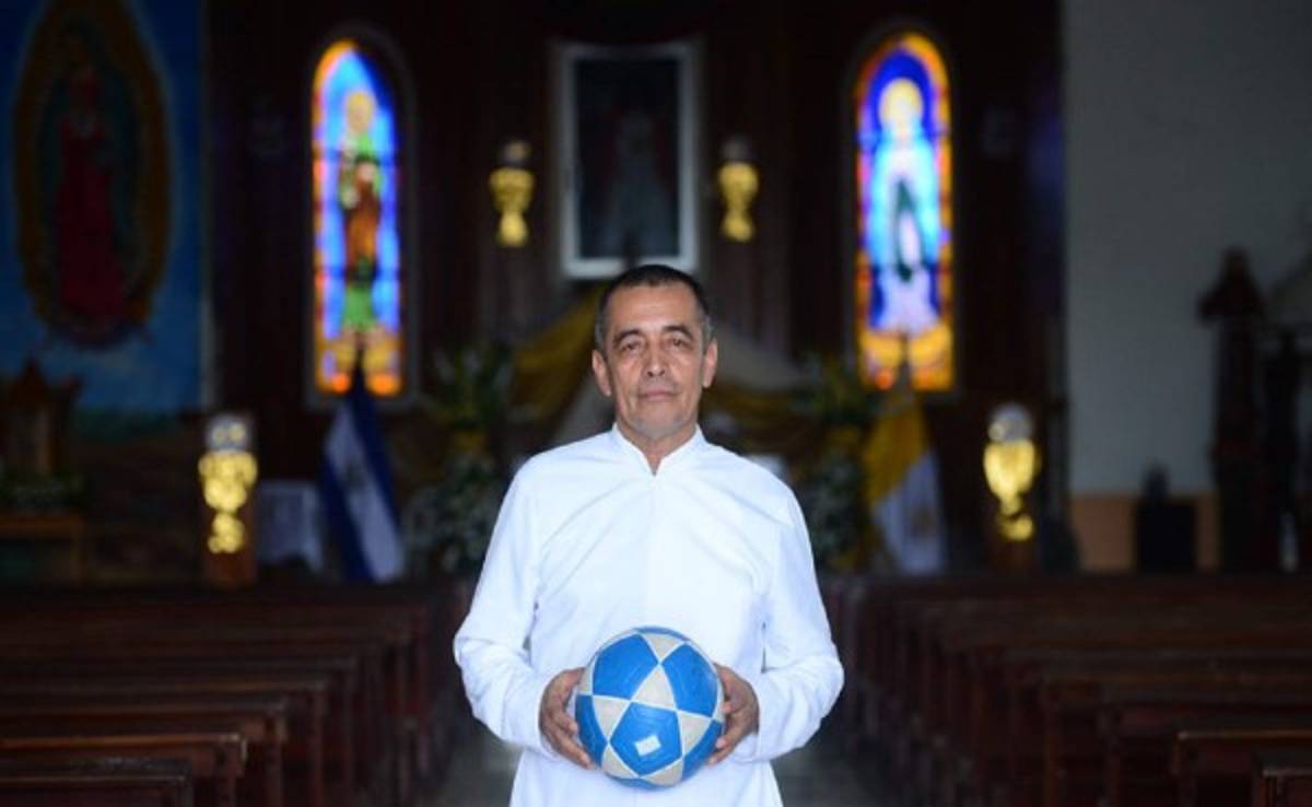 La historia del sacerdote que logró ser presidente de club tradicional en El Salvador