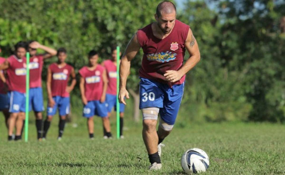 Leo Domínguez y sus dos peculiares liguillas