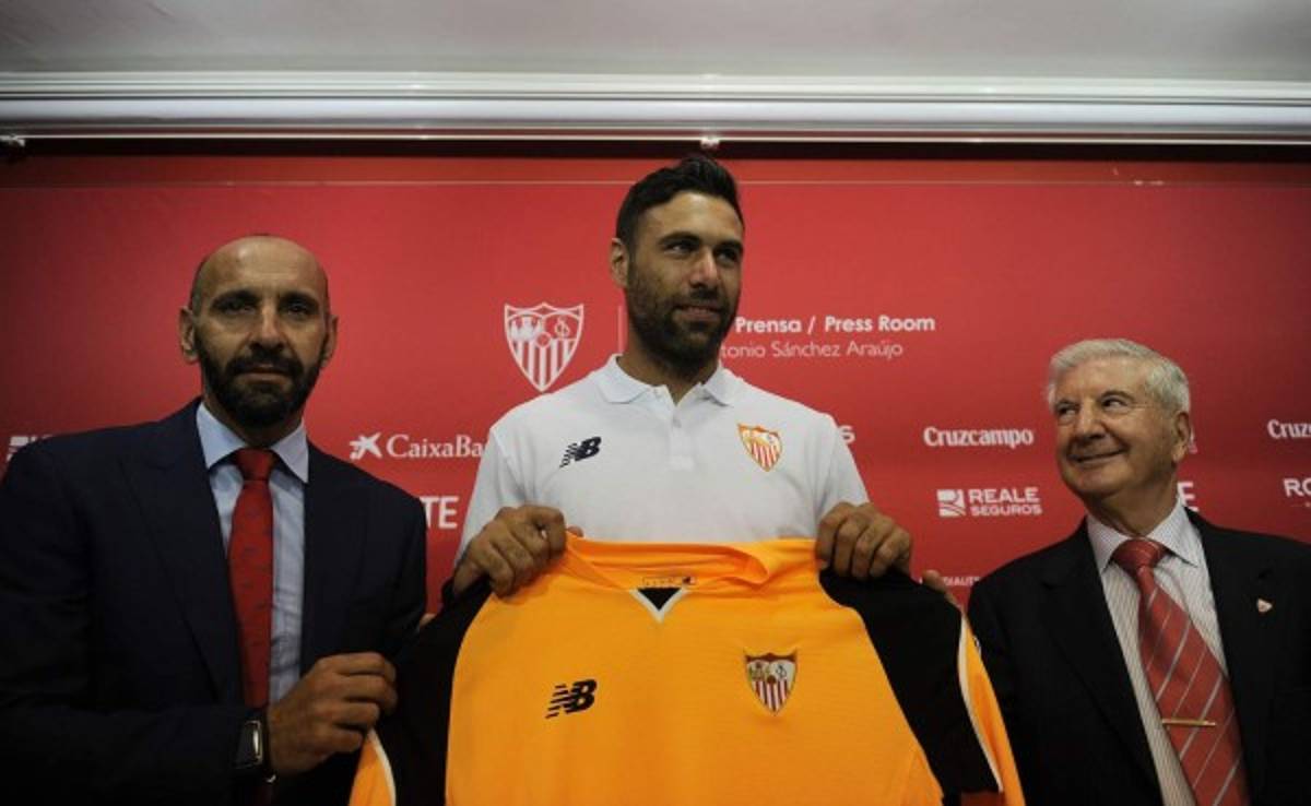 Sirigu es presentado como nuevo portero del Sevilla
