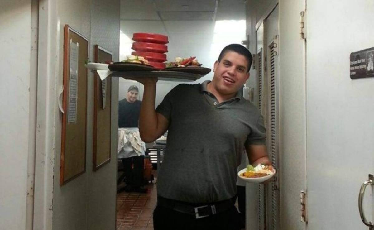 El 'Tanque' Freddy Sosa ahora es mesero en Maryland