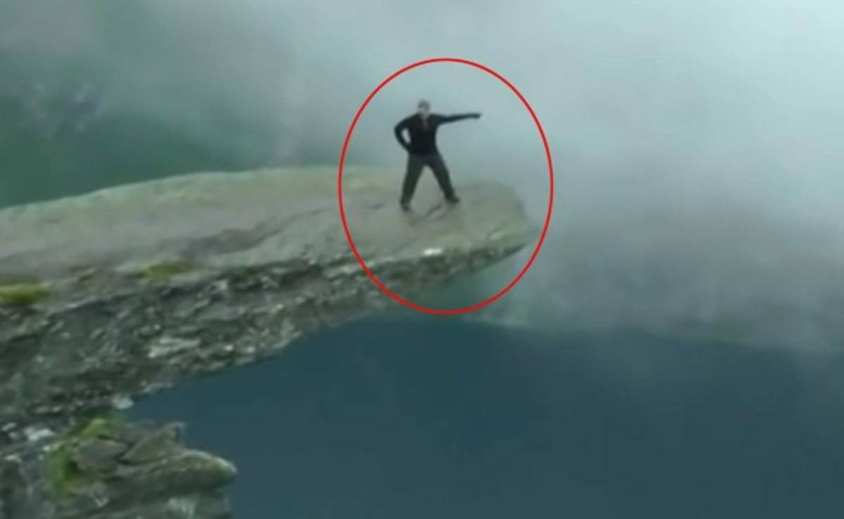 VIDEO: Cae al vacío tras quererse tomar una selfie de un acantilado de 300 metros