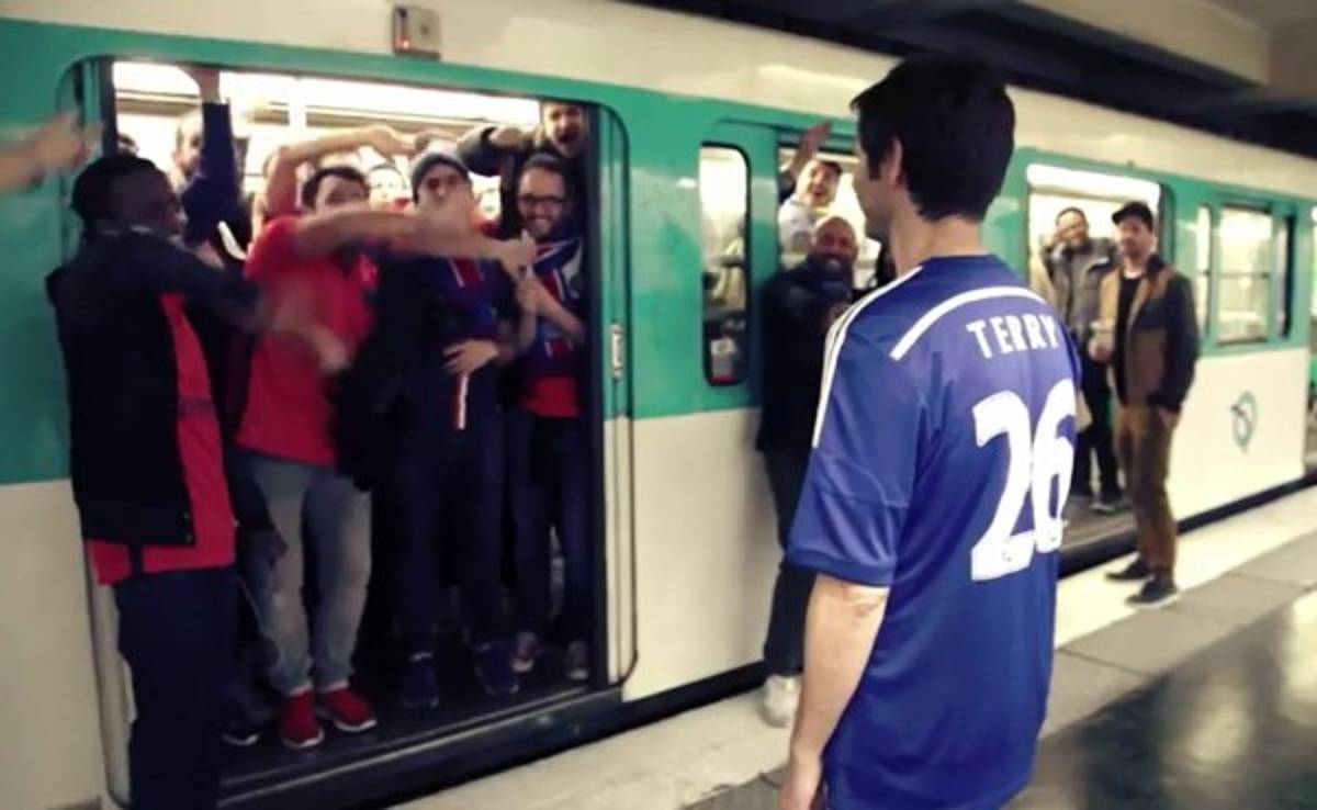 VIDEO: Afición del PSG se burla del Chelsea con parodia de escena racista del metro