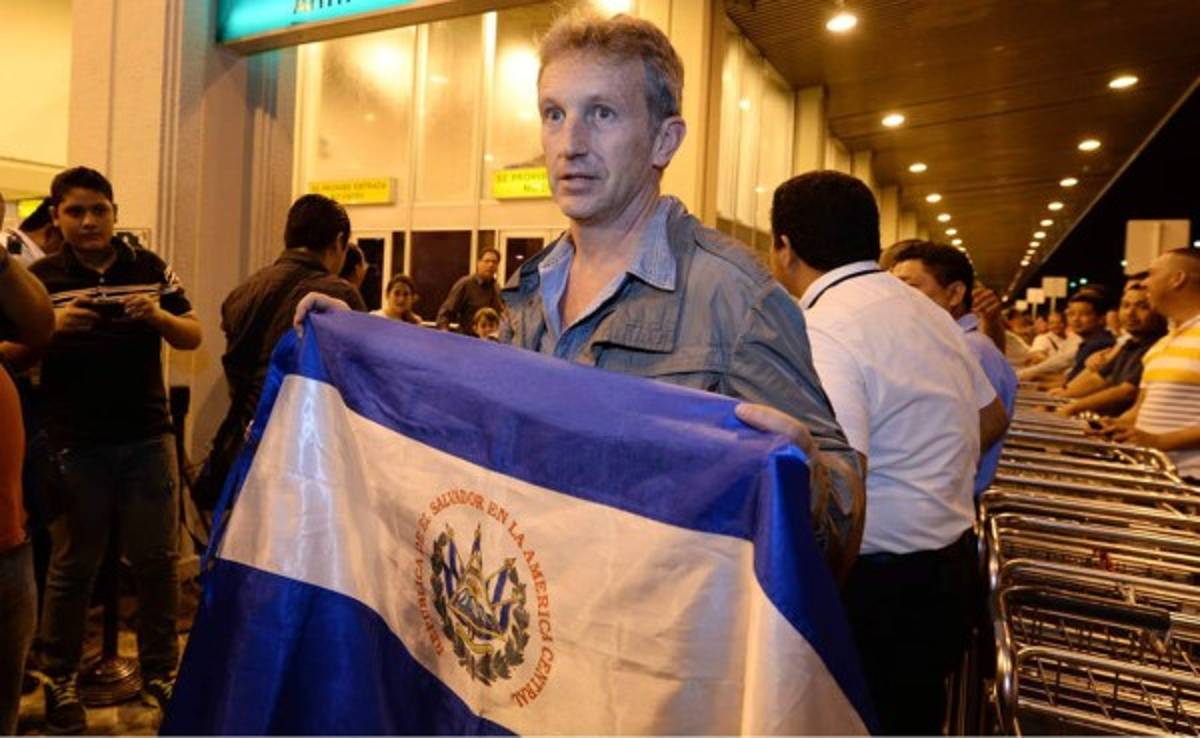 Albert Roca llega a El Salvador y será presentado como nuevo técnico