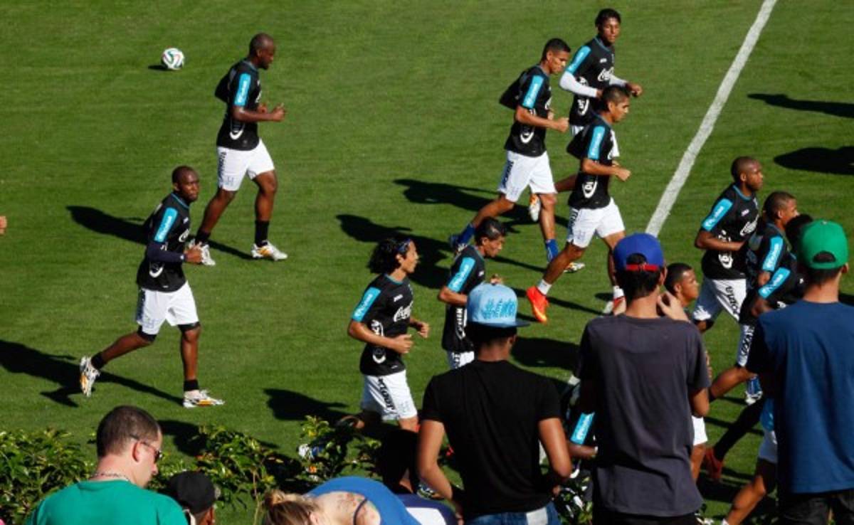 Costly se retira de la práctica por molestia en pierna izquierda