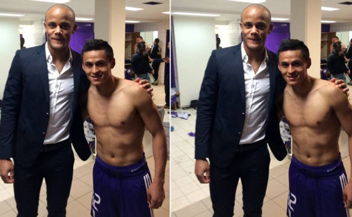 Andy Najar comparte su alegría del gol con Vincent Kompany