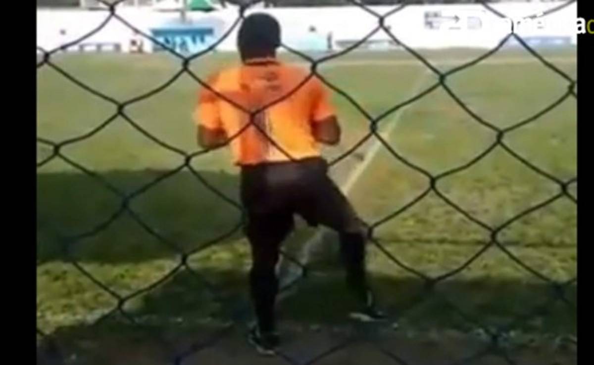 VIDEO: Árbitro en Brasil realiza baile en pleno partido de fútbol