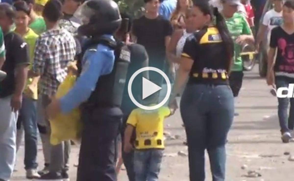 Video: Un aficionado de Marathón se enamora de aficionada y 'cambia' de equipo