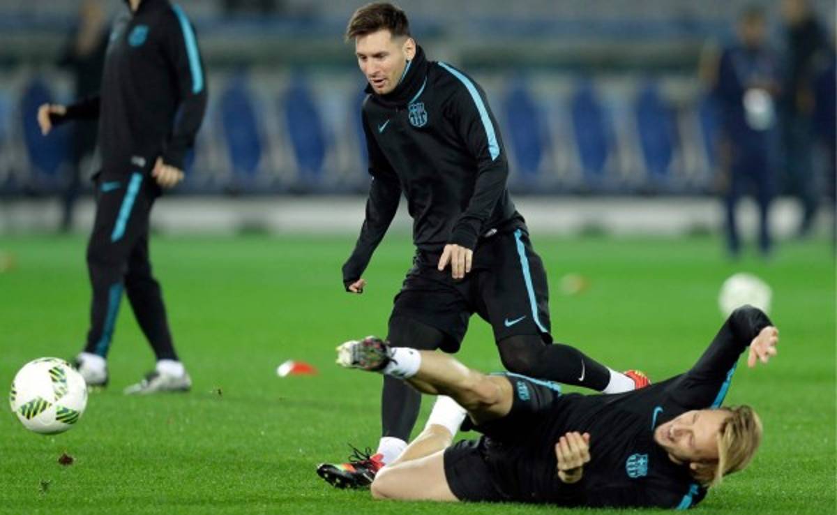 Messi expulsa una piedra y sigue en duda para final ante River Plate