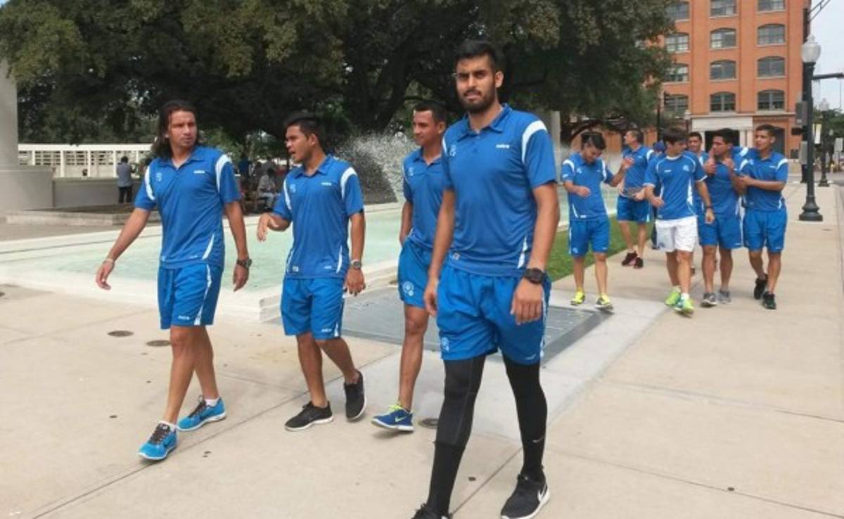 Jugadores salvadoreños se pasean por Dallas previo al juego con Honduras