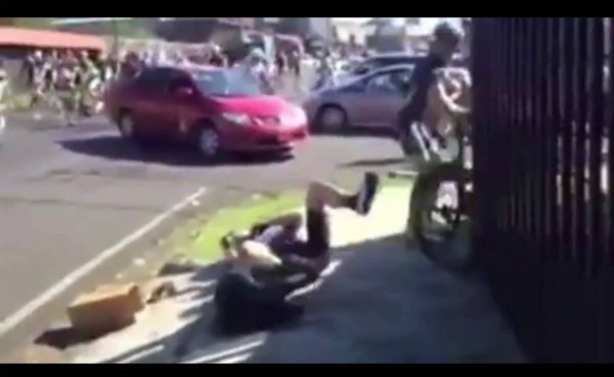 VIDEO: Taxista atropella a ciclistas en Vuelta a Costa Rica 2016