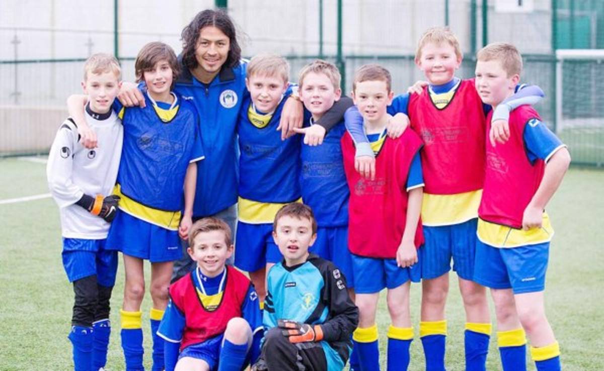 Roger Espinoza condecorado como el más carismático del Wigan