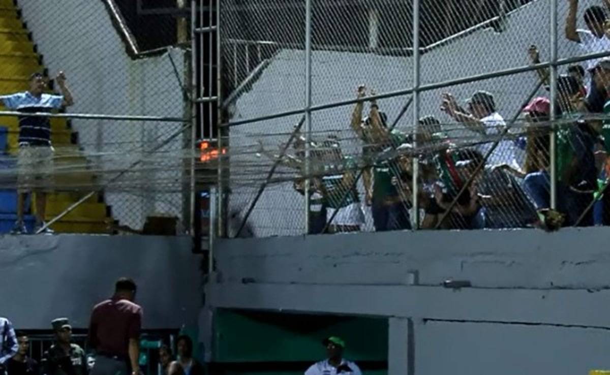 VIDEO: Aficionados de Marathón piden renuncia de Carlos Pavón