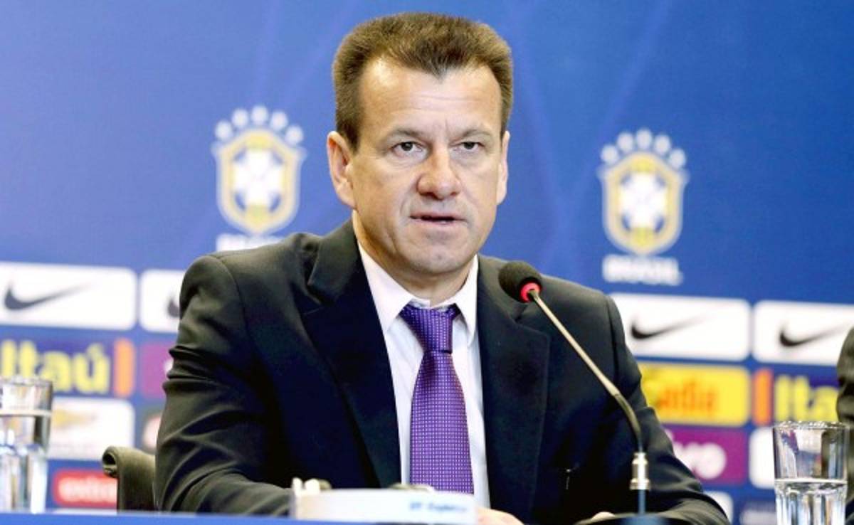 Brasil decidirá la próxima semana si destituye a Dunga, según medios