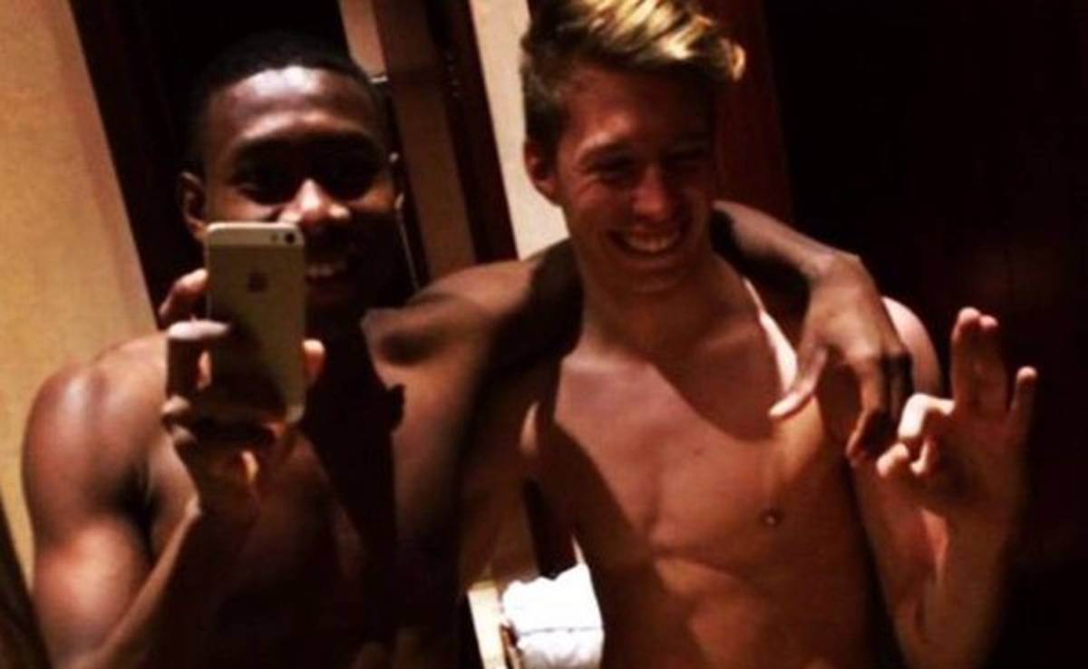 Jugadores del Bayern Múnich posan con ropa interior de mujer