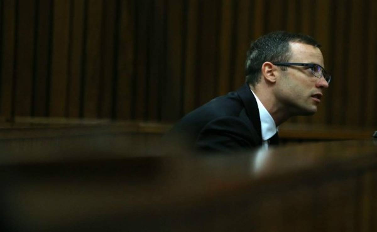 Oscar Pistorius se quita la prótesis en el juicio