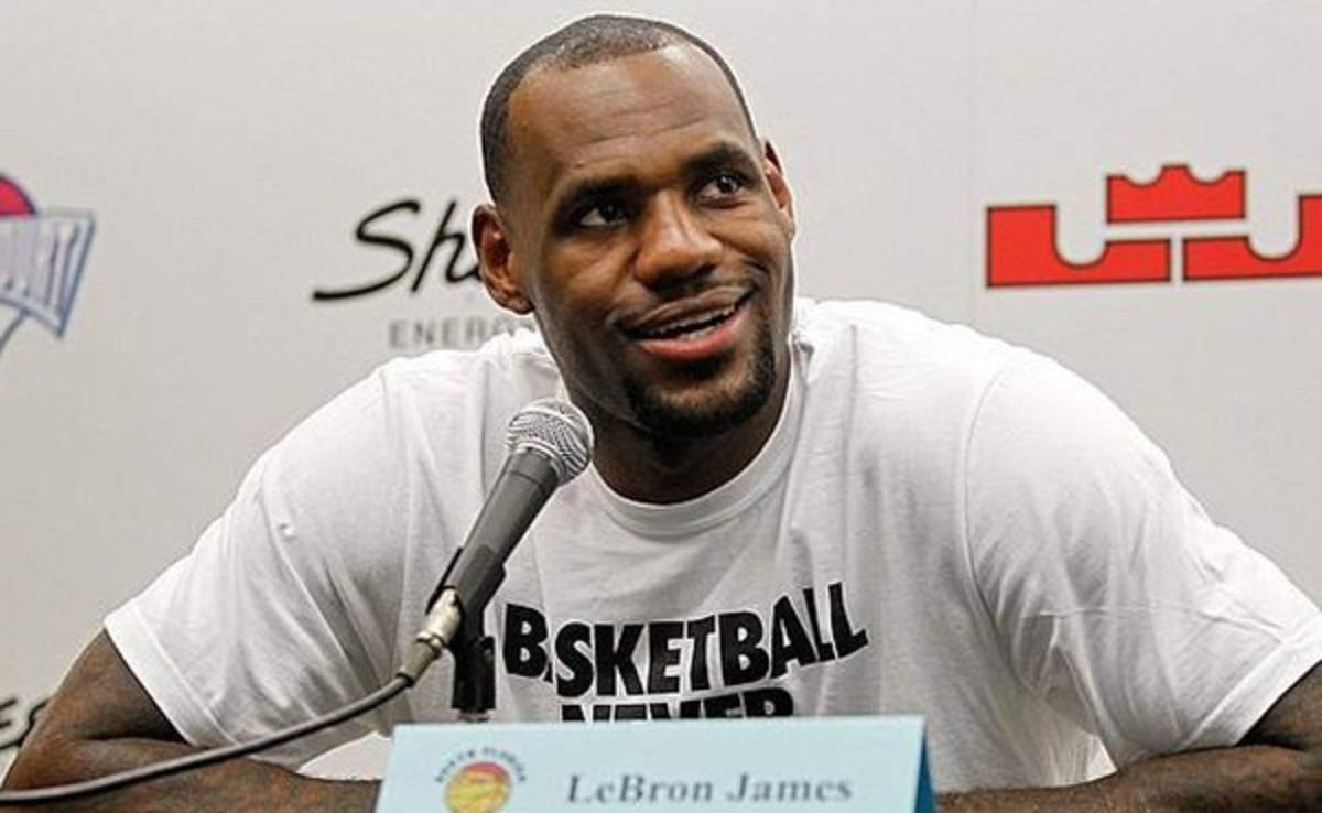 LeBron James usará el número 23 con los Cavaliers