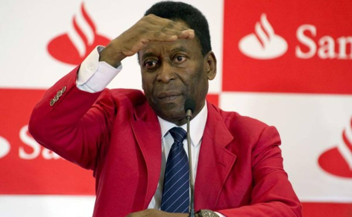 Pelé hospitalizado en Brasil por malestar estomacal