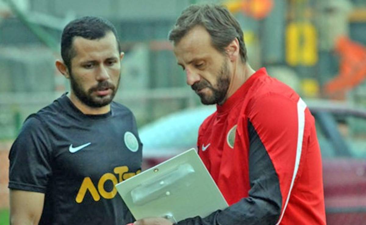 Alfredo Mejía debuta como titular en el Panthrakikos