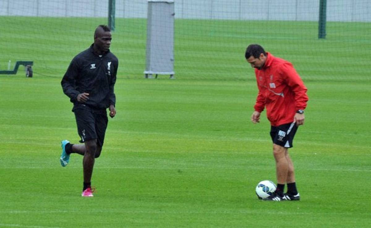 Italiano Mario Balotelli ya entrena en Liverpool