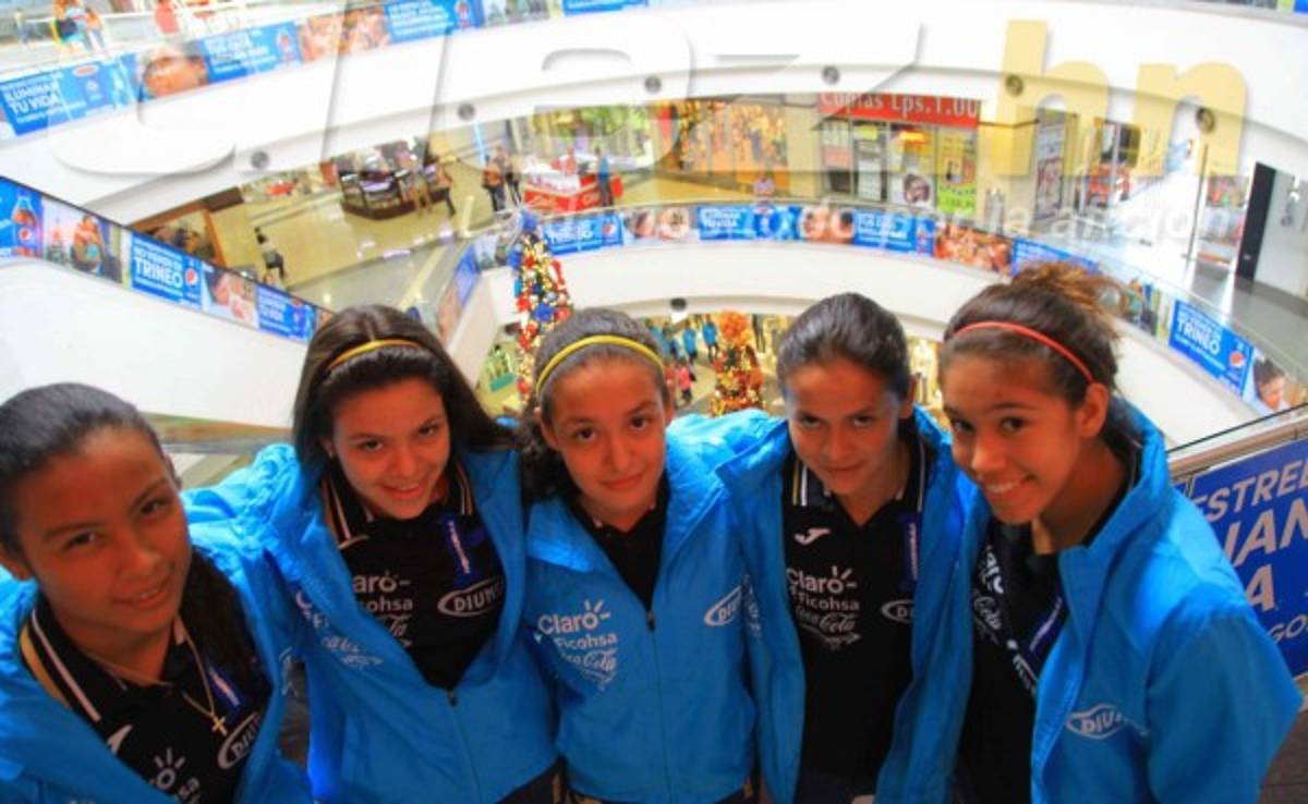 Chicas Sub20 de Honduras se relajan en centro comercial de San Pedro Sula
