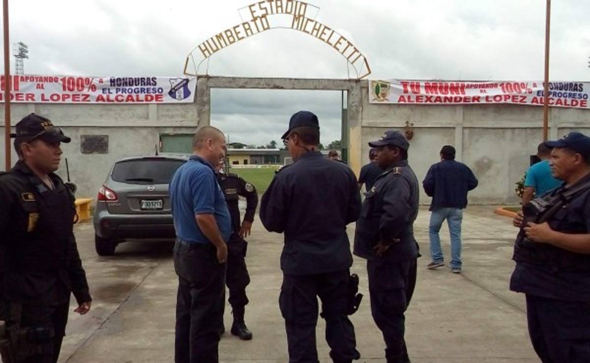 La Policía Nacional ya correteó a la afición organizada de Motagua
