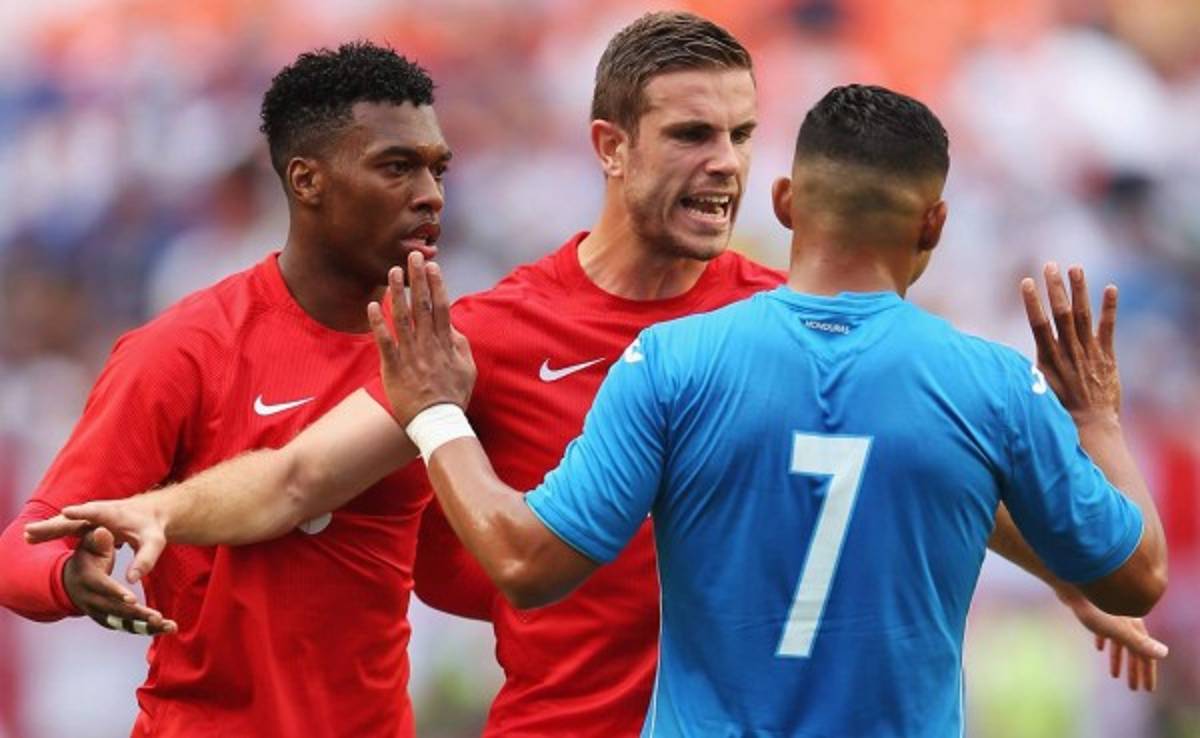 VÍDEO: Árbitro le perdona la roja a Emilio Izaguirre