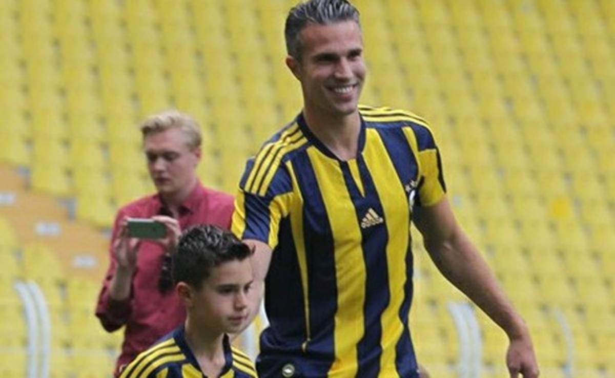 El hijo de Van Persie se roba el 'Show' en la presentación de su padre