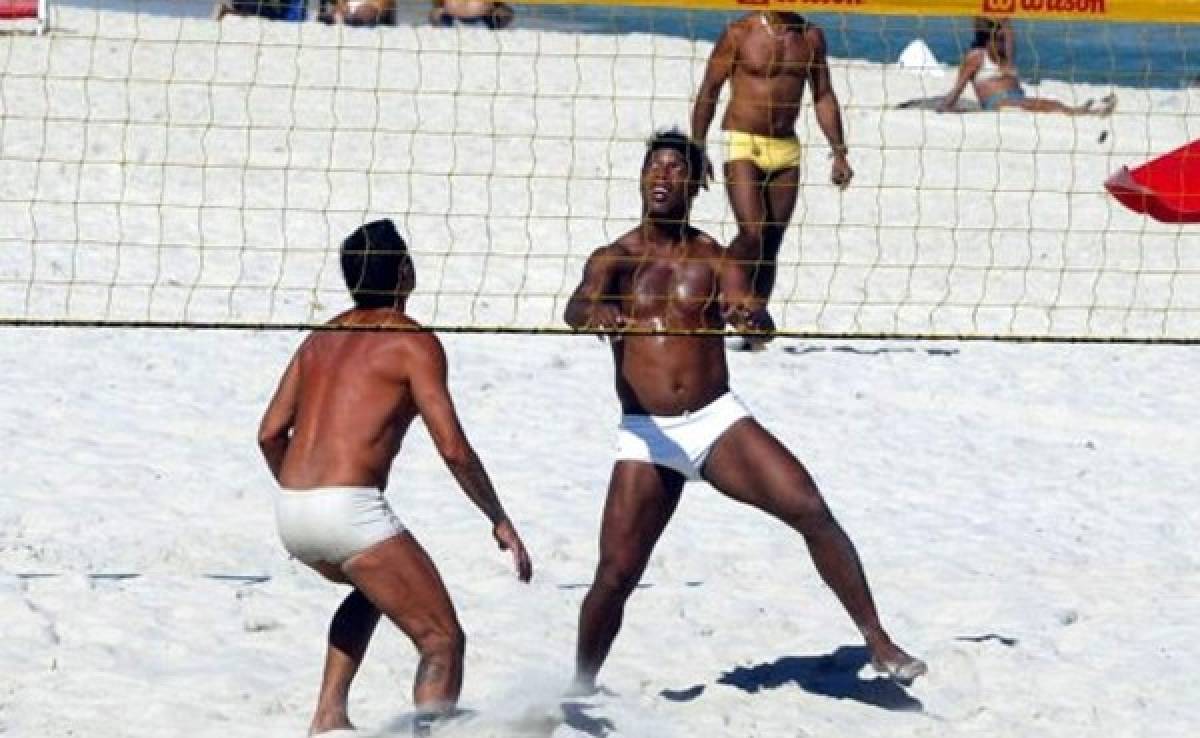 VIDEO: Ronaldinho hace el 'ataque del tiburón' en la playa