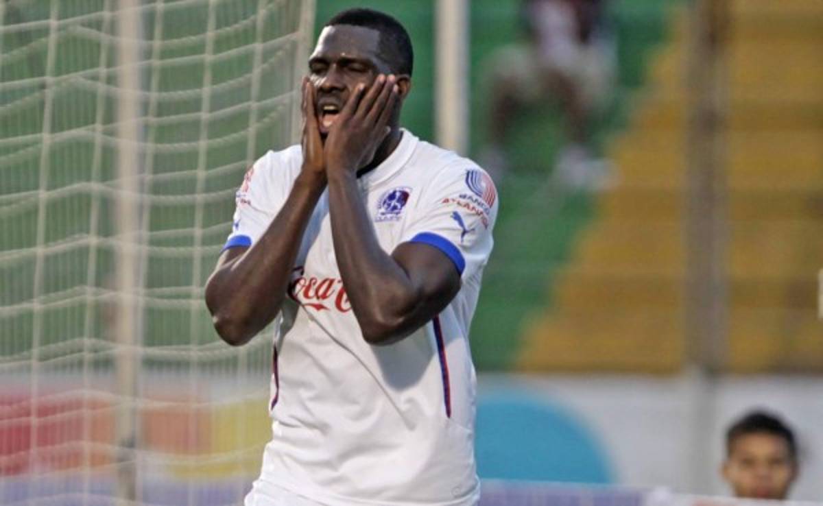 VIDEO: Bajo el marco, Javier Estupiñán erra un gol hecho para Olimpia