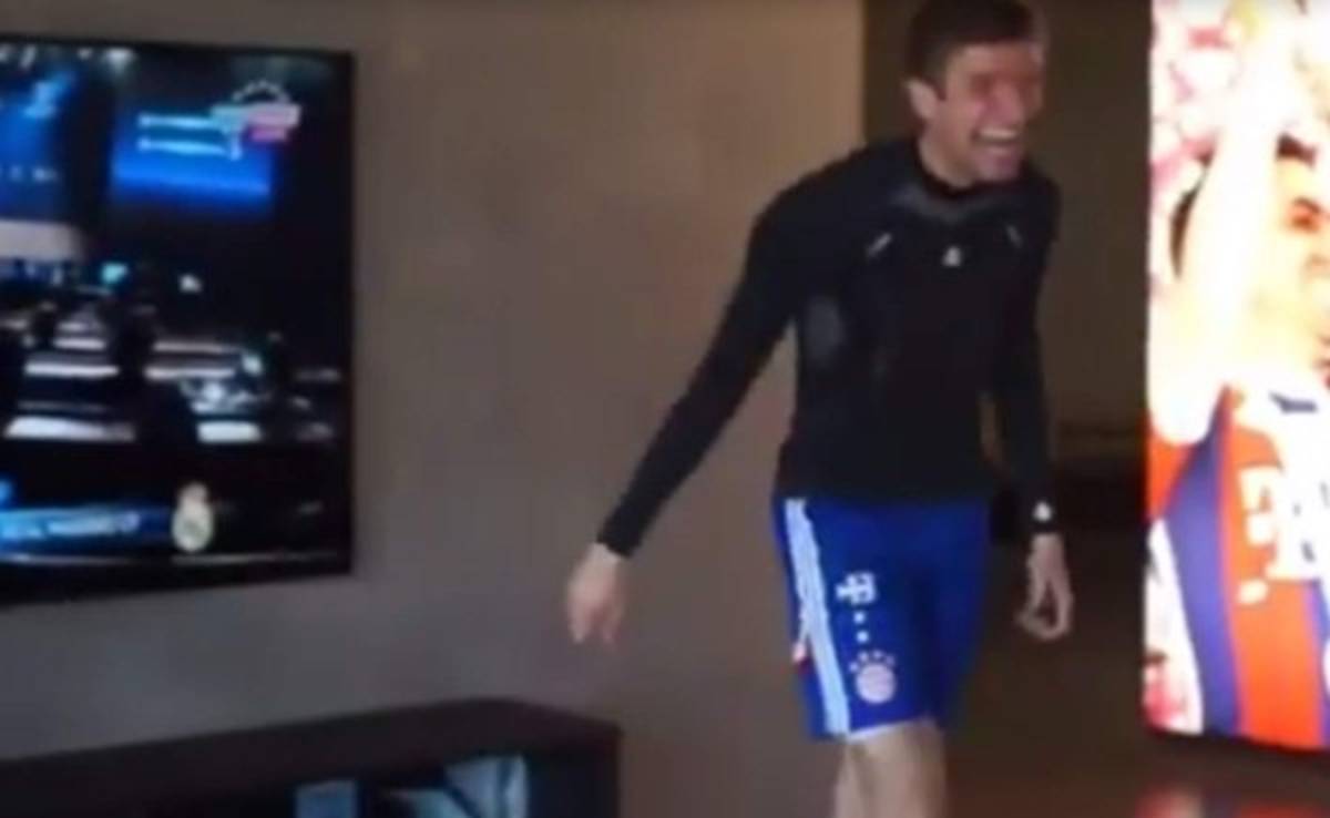 VIDEO: Thomas Müller se burló de 'la suerte' del Real Madrid ante Atlético