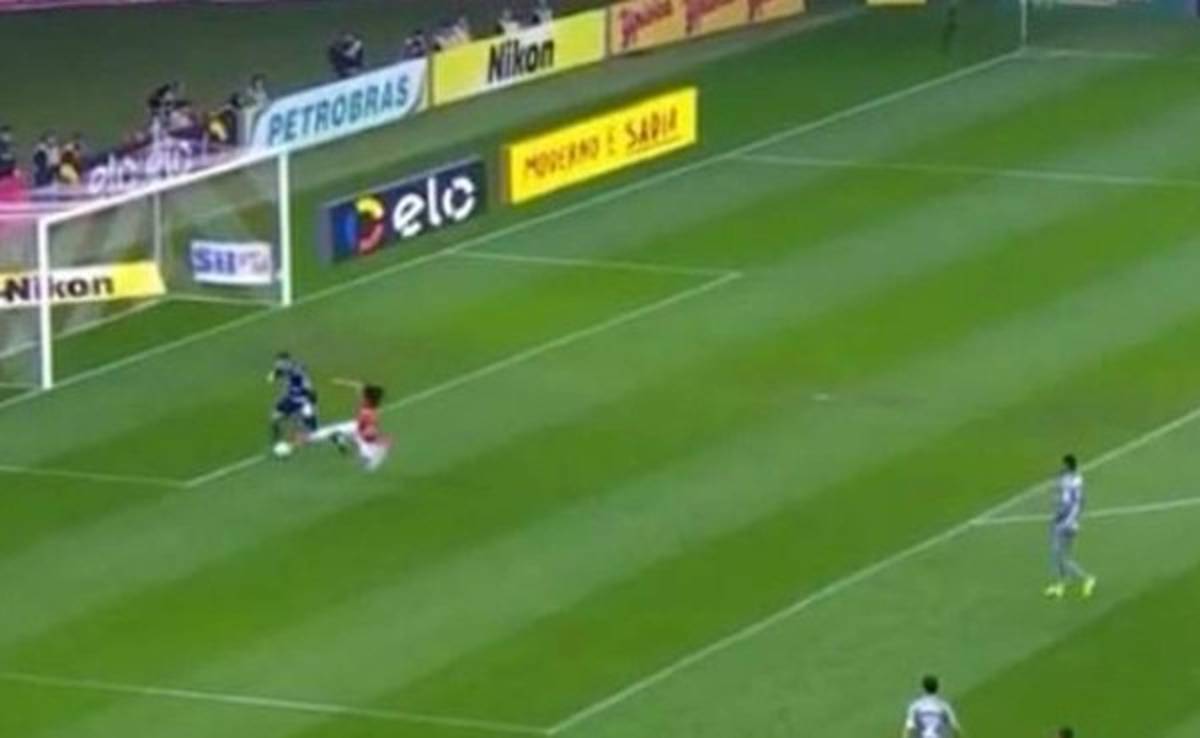 VIDEO: Valdivia es humillado por el portero del Palmeiras