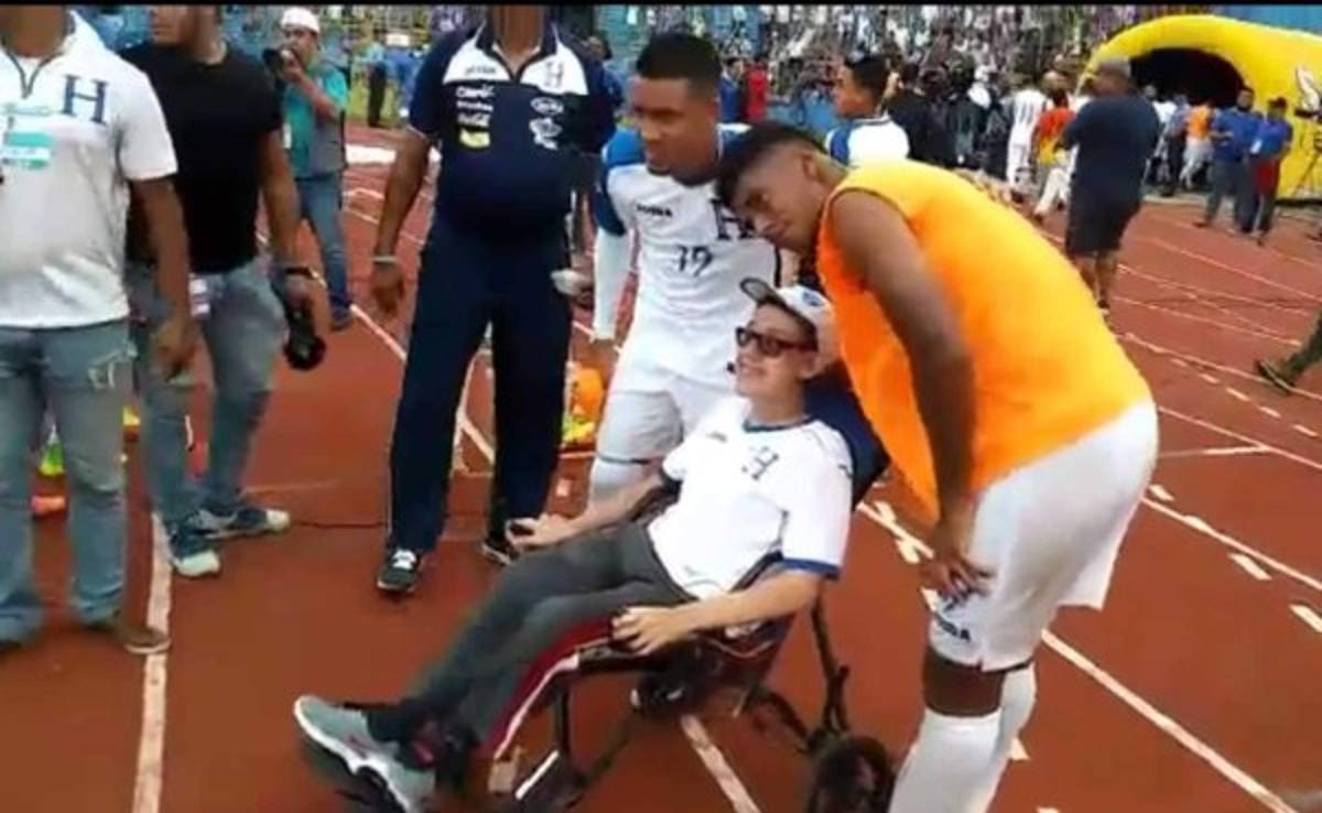 Choco Lozano cumple el sueño de niño especial que es fans de él